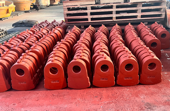 Innovation of wear resistance of crusher hammer: high manganese steel insert all