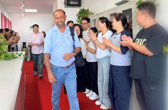 A Sri Lankan cement customer visited our company, recognizing our strength